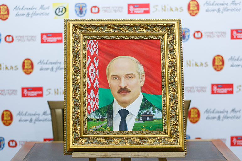 Новый портрет Лукашенко кисти Никаса Сафронова одобрен